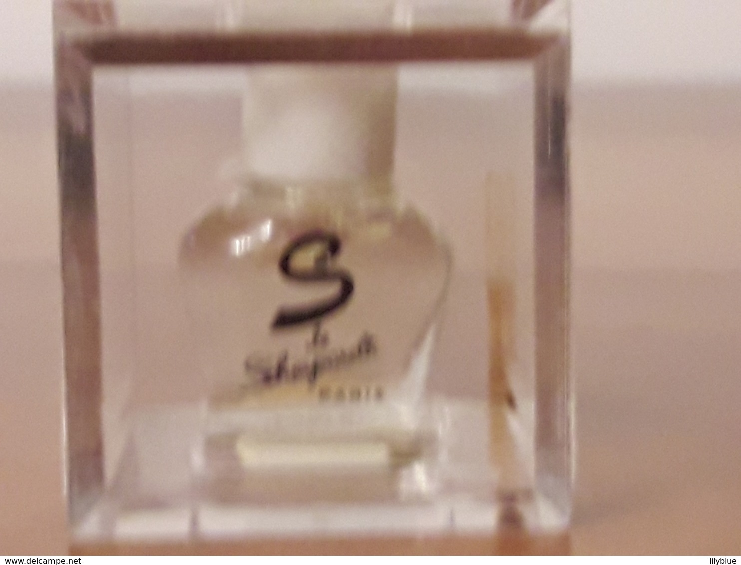 **S** De SCHIAPARELLI Rare Parfum 1ml Boîte Plexi De3cm D'arête Bch Blanc - Miniatures (avec Boite)