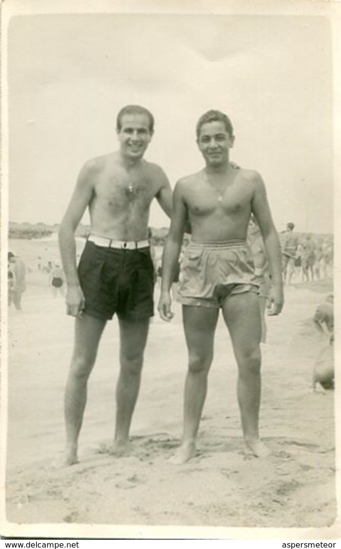 TWO MEN DOS HOMBRES OLD FASHION TRAJE DE BAÑO MAILLOTS SWIMSUITS BEACH PLAYA ARGENTINA YEAR 1953 FOTOS PHOTOS -LILHU - Personnes Anonymes