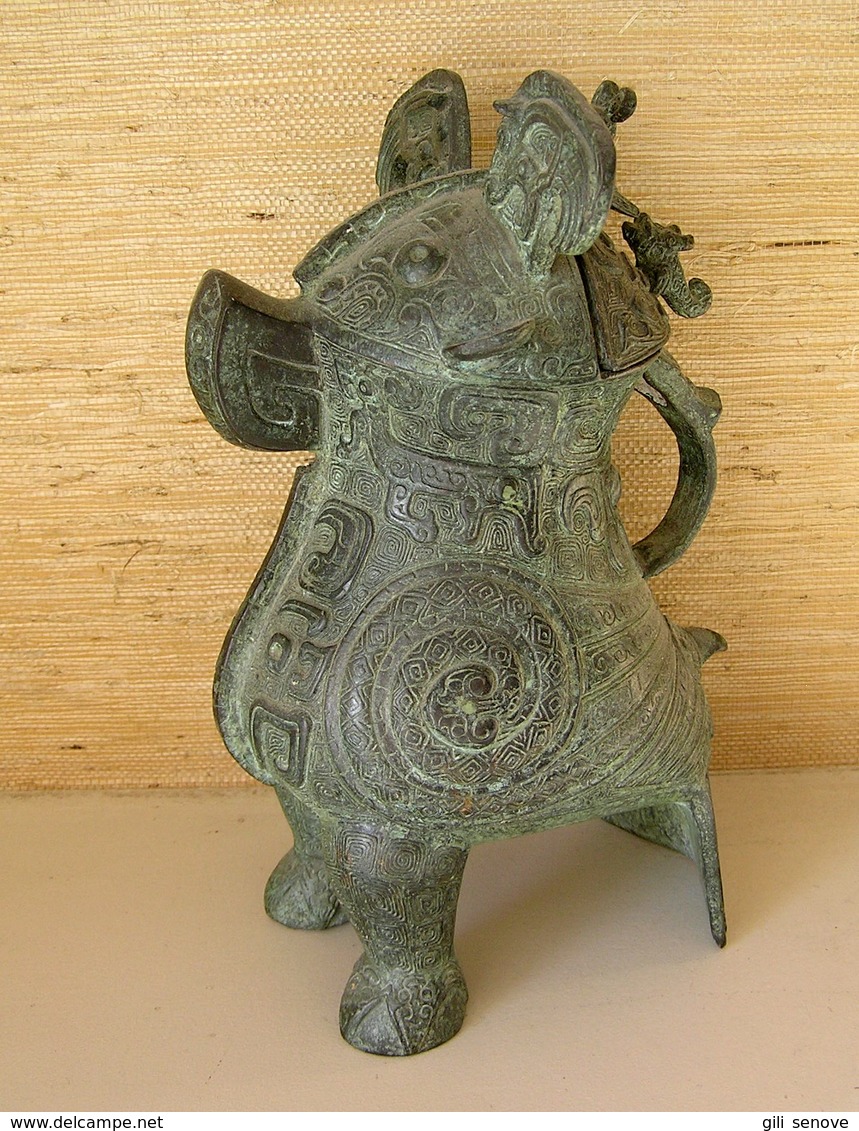 A Bronze Wine Vessel Zun In The Shape Of An Owl / China - Asian Art
