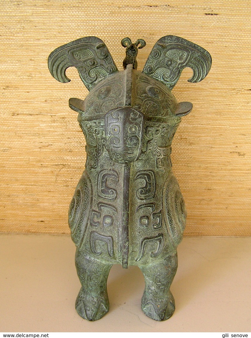 A Bronze Wine Vessel Zun In The Shape Of An Owl / China - Arte Asiatica