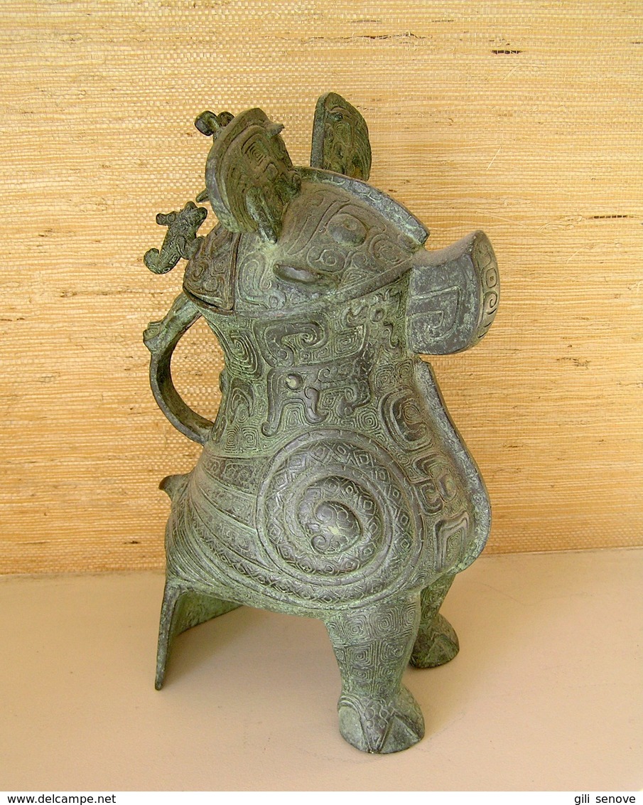 A Bronze Wine Vessel Zun In The Shape Of An Owl / China - Arte Asiático