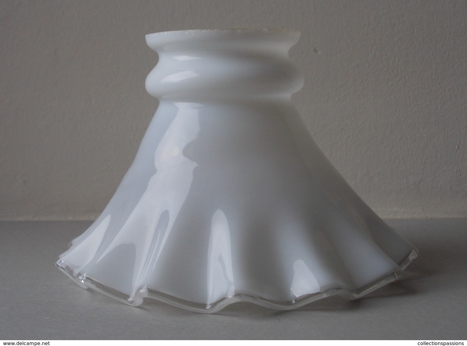 - Ancienne Tulipe En Opaline - - Lighting & Lampshades