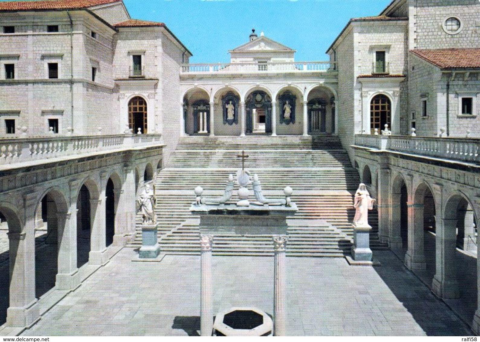 1 AK Italien * Die Abtei Montecassino Mit Dem Von Bramante Geschaffenen Kreuzgang * - Other & Unclassified