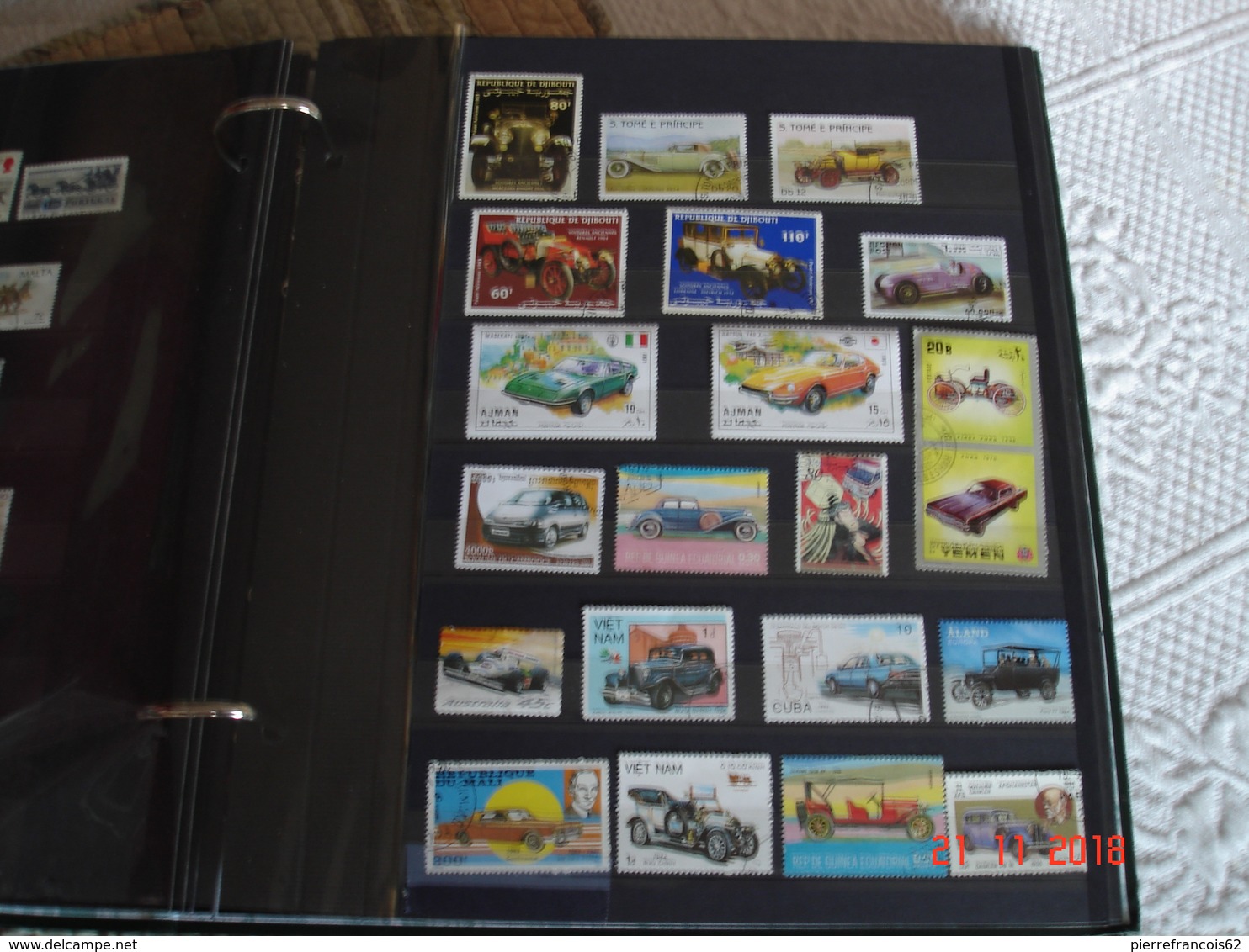 BEL ALBUM RENFERMANT UNE COLLECTION DE TIMBRES SUR LES VOITURES,VELOS,MOTOS DU MON DE