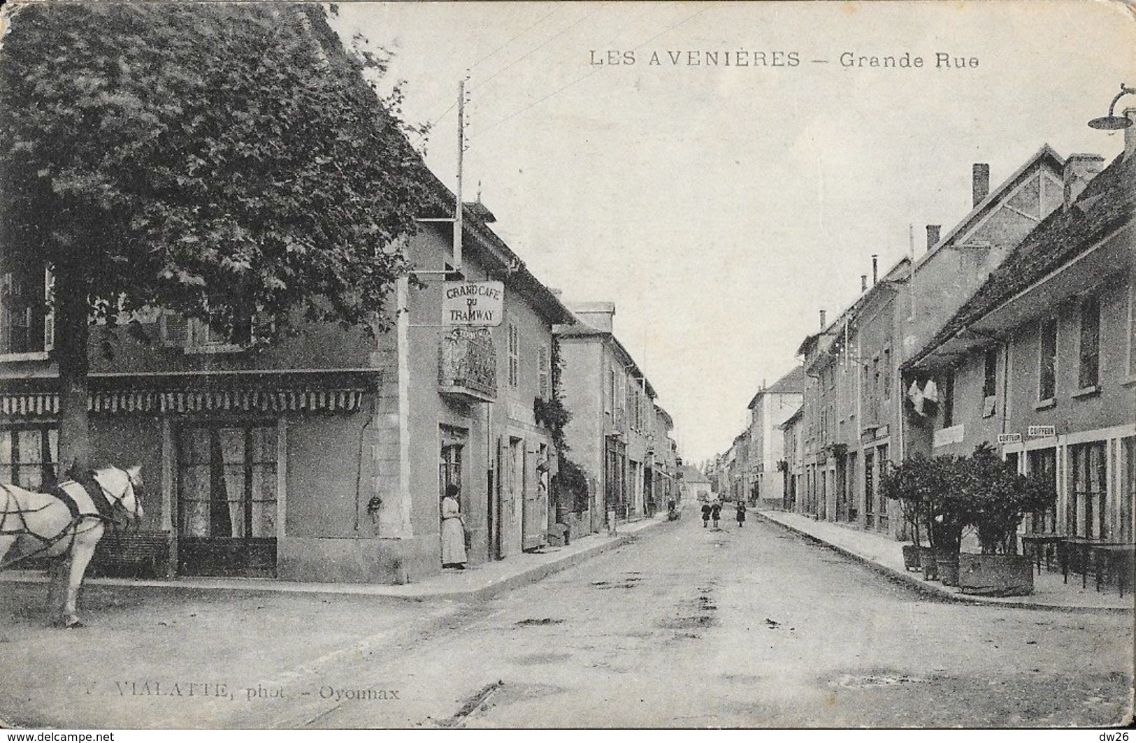 Les Avenières (Isère) - Grande Rue - Grand Café Du Tramway, Cheval - Vialatte Photo - Carte Non Circulée - Les Avenières