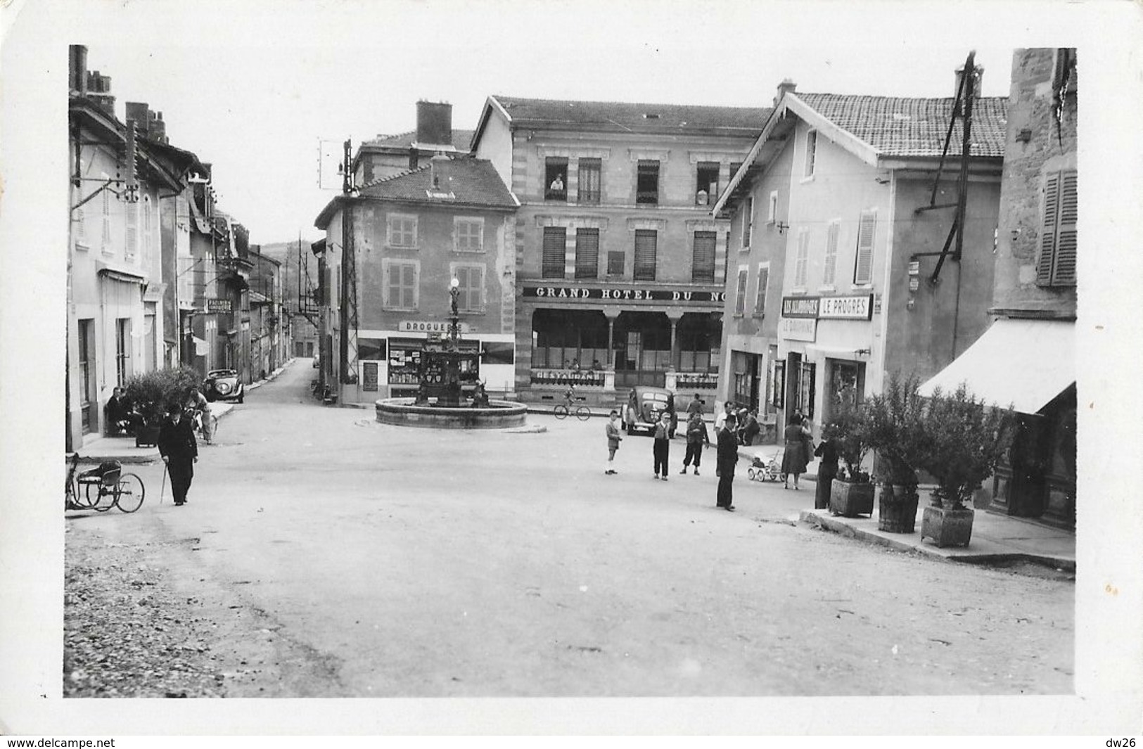 St Saint-Jean-de-Bournay (Isère) - Centre De La Ville, Fontaine - Grand Hôtel, Journaux, Café - Edition Cellard 1952 - Saint-Jean-de-Bournay