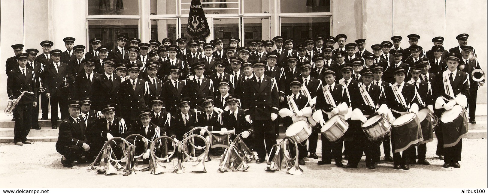 PHOTO ORIGINALE GROUPE DE MUSICIEN HARMONIE MUSICALE - FANFARE - TAMBOUR COR DRAPEAU ÉTENDARD - ZOOM 2 Scan - Anonieme Personen