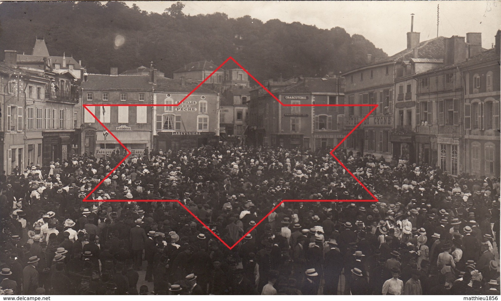 Photo Le 2 Aout 1914 SAINT-MIHIEL - La Foule Place Des Halles Lors De La Déclaration De La Guerre (A181, Ww1, Wk 1) - Saint Mihiel