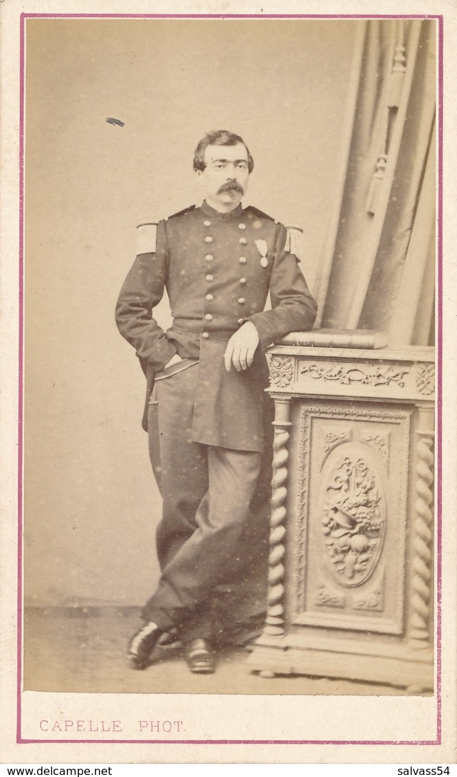 CDV Portrait Militaire Médaillé En Pied Par CAPELLE à St-Brieuc (Ca 1870) - Guerre, Militaire