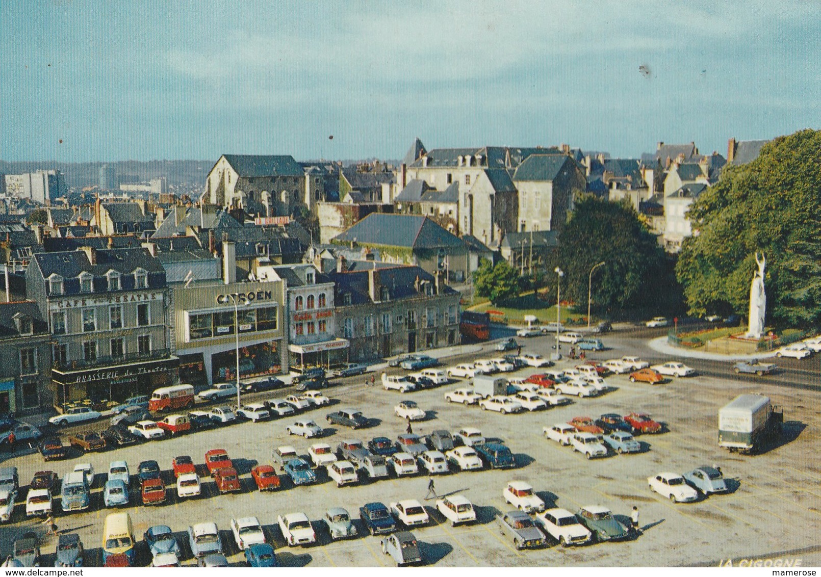 LE MANS (72). Place Des Jacobins. Nombreuses Voitures. Garage Citroën - Passenger Cars