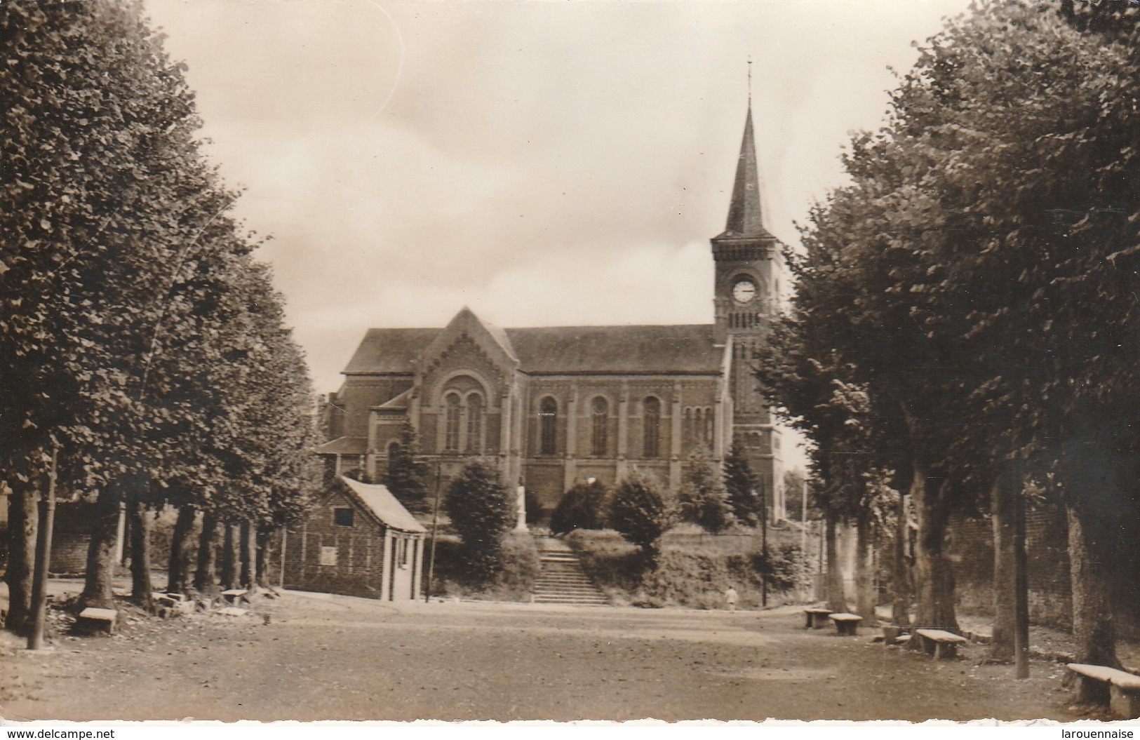 59 - WARGNIES LE GRAND - La Place Et L' Eglise - Autres & Non Classés