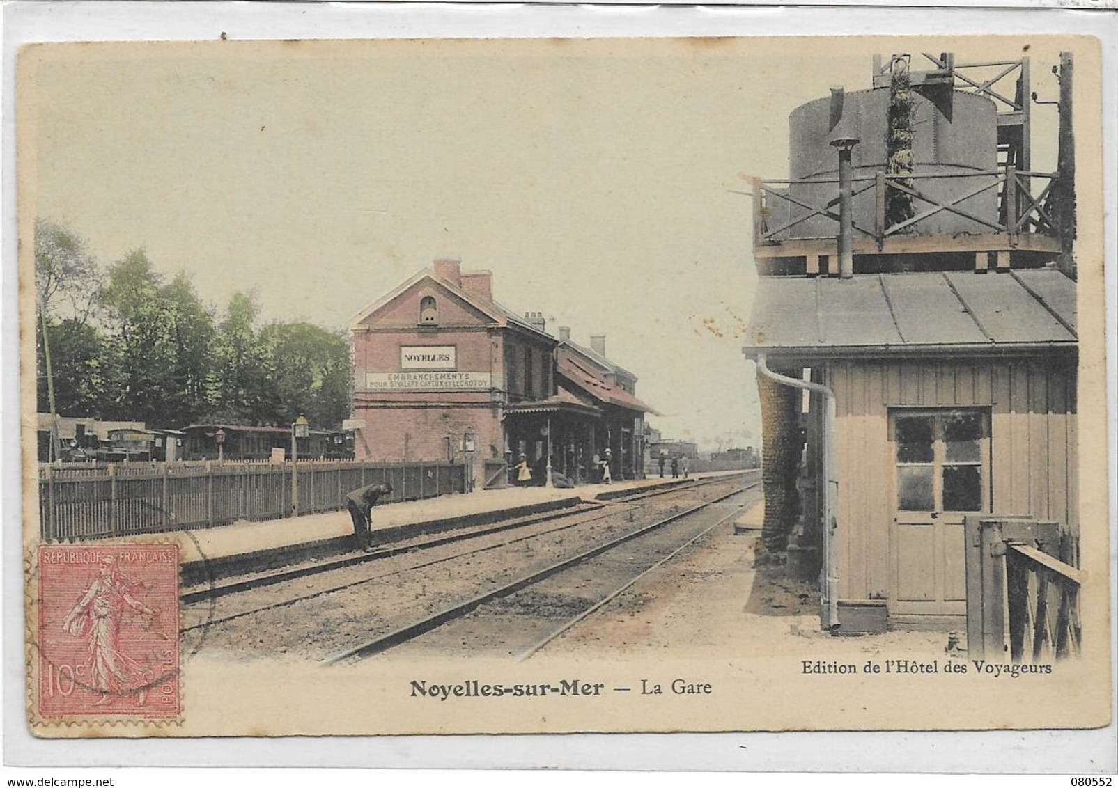 80 NOYELLES-SUR-MER . La Gare Animée En Couleur , édit : Hôtel Des Voyageurs , écrite En 1904 , état Extra - Noyelles-sur-Mer