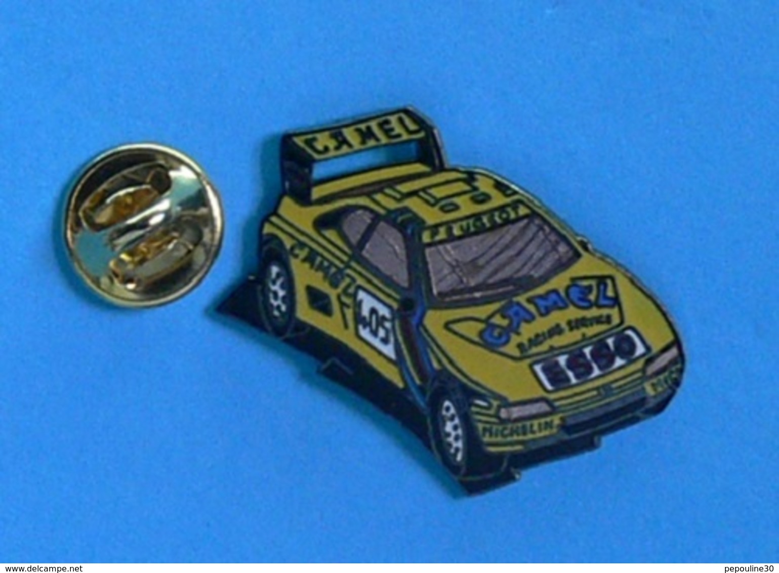 1 PIN'S //   ** PEUGEOT 405 TURBO16 RALLYE-RAID PARIS DAKAR 1990 / CAMEL / ESSO / MICHELIN ** . (Démons & Merveilles) - Peugeot