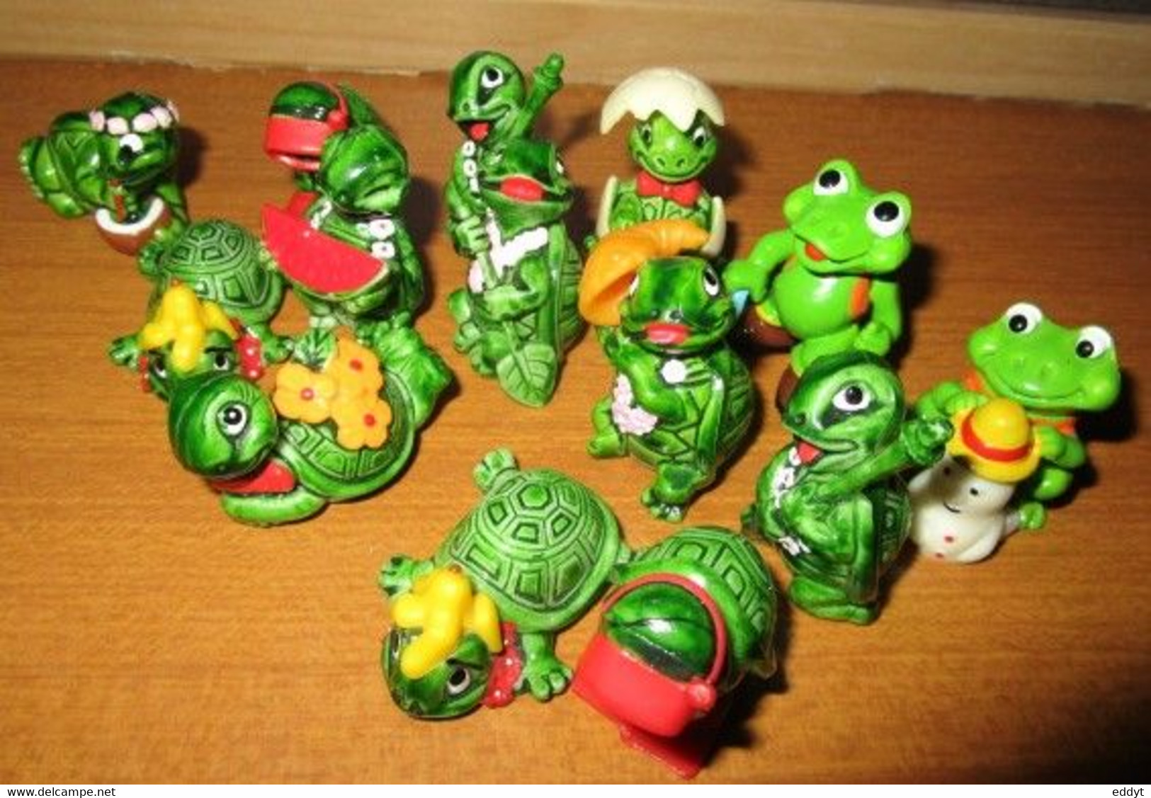 21 JOUETS TORTUES " FERERRO " 1° série de 12 sujets 2° série de 9 sujets-  l'ensemble des 2 lots = 21 JOUETS