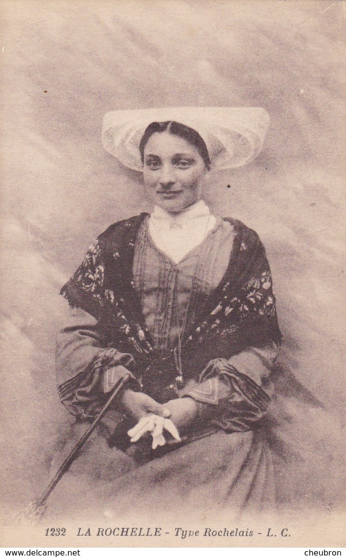 17. LA ROCHELLE. CPA . JEUNE FEMME EN COSTUME TYPE ROCHELAIS - La Rochelle