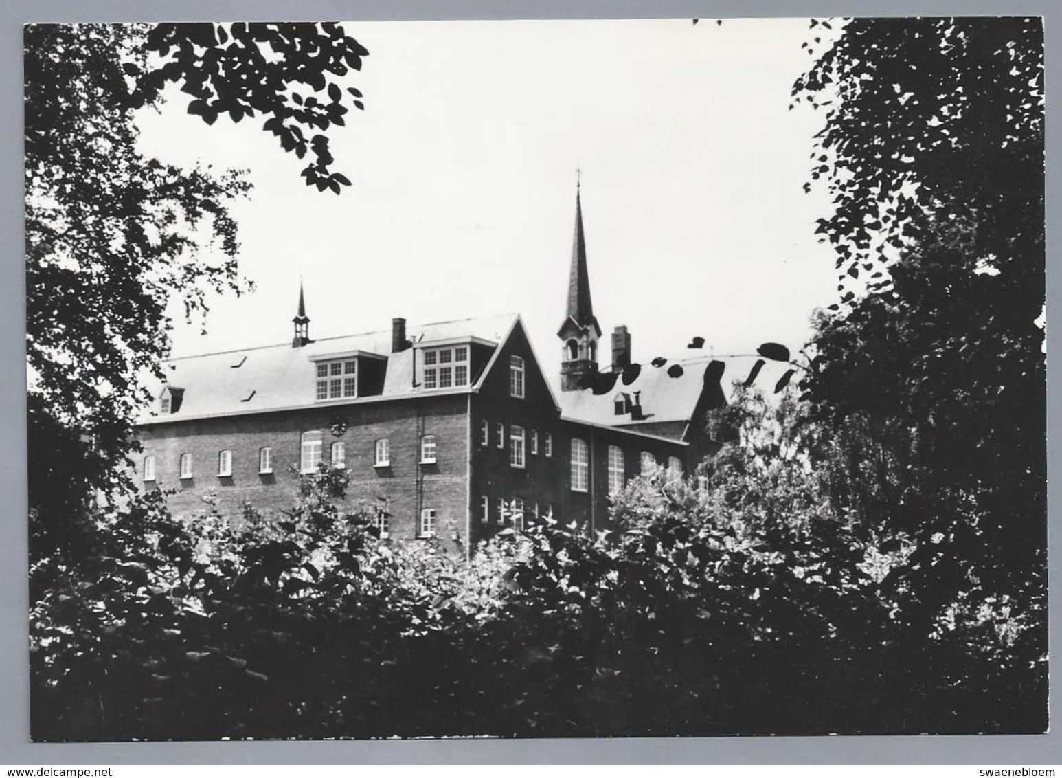 NL.- TILBURG. Kapucijnenklooster. KLOOSTER. Doorkijkje Vanuit De Laan. Foto: Frans Van Aarle. Echte Foto. - Kerken En Kloosters