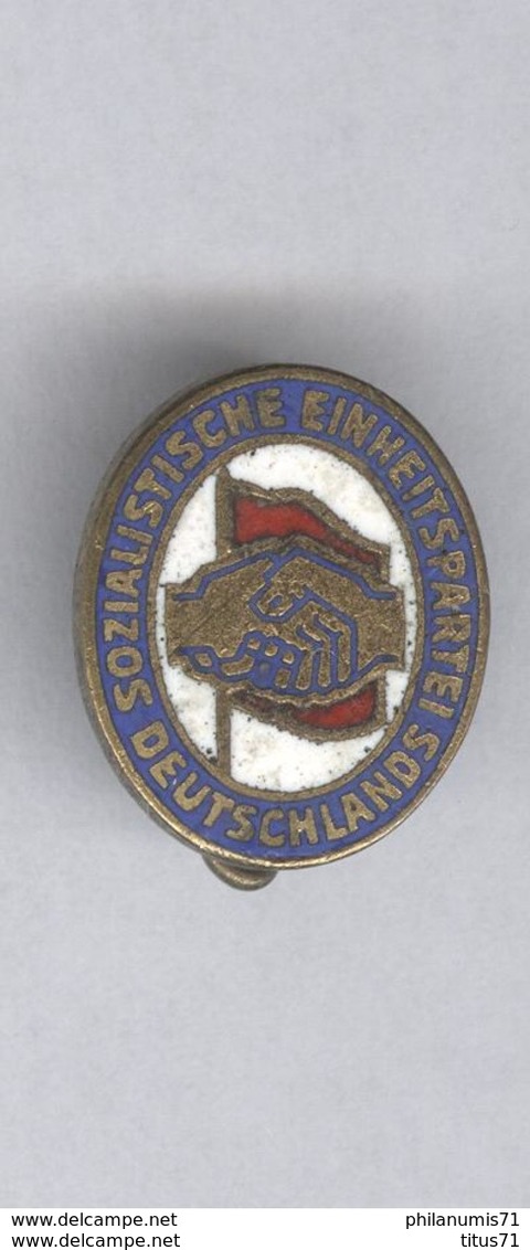 Badge Emaillé Sozialistische Einheitspartei Deutschlands - Parti Socialiste Allemand Unifié - Autres & Non Classés