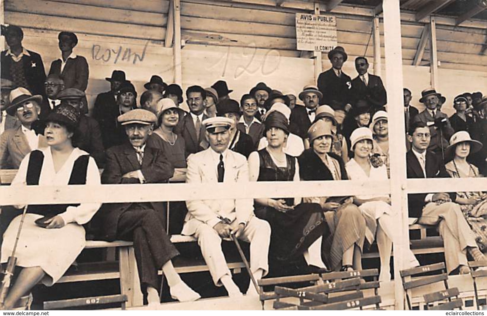 Royan     17      Carte Photo. Spectateurs Dans La Tribune Pendant La Corrida De 1907   (voir Scan) - Royan