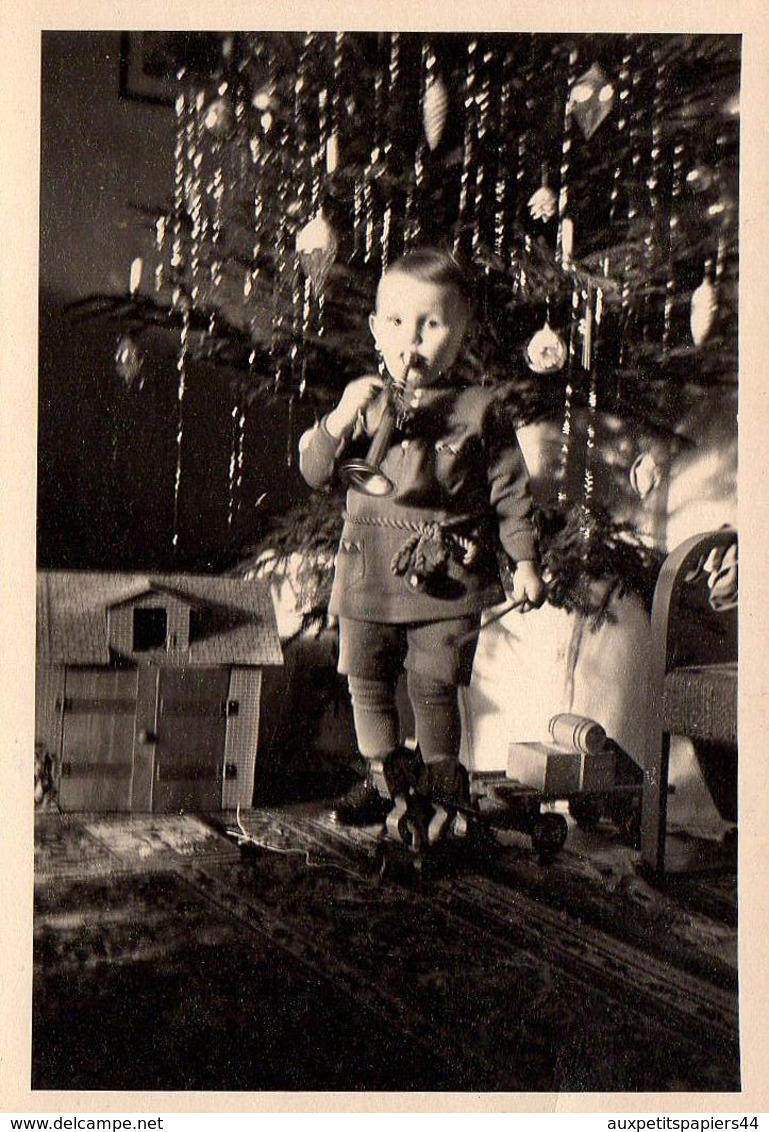 Photo Originale Noël & Son Musicien En Herbe,  " Sonnez Trompette, Résonnez Tambour ! " & Ferme En Bois & Remorque - Personnes Anonymes