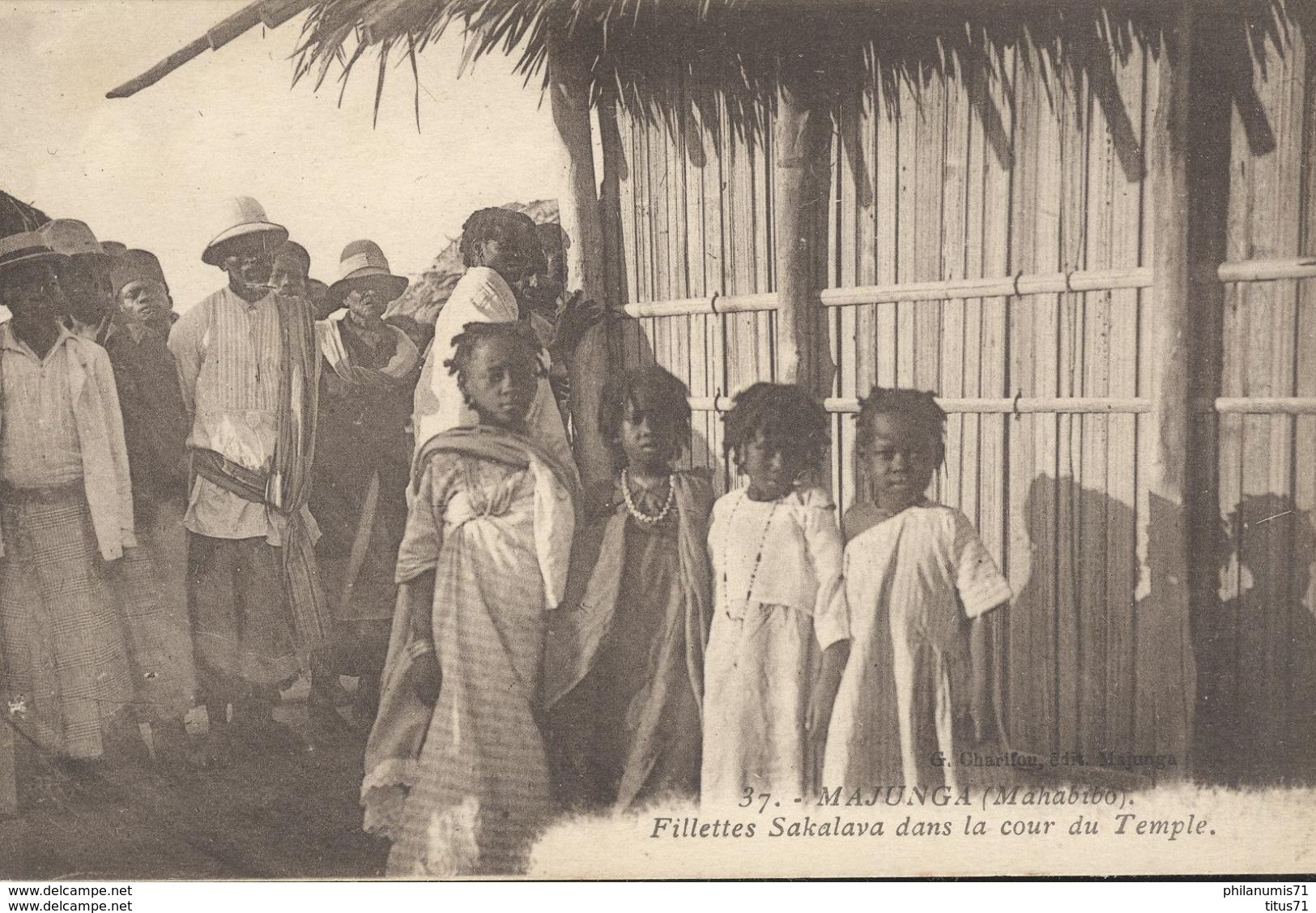 CPA  Madagascar - Majunga (Mahabibo) - Fillettes Sakalava Dans La Cour Du Temple -  Circulée - Madagascar