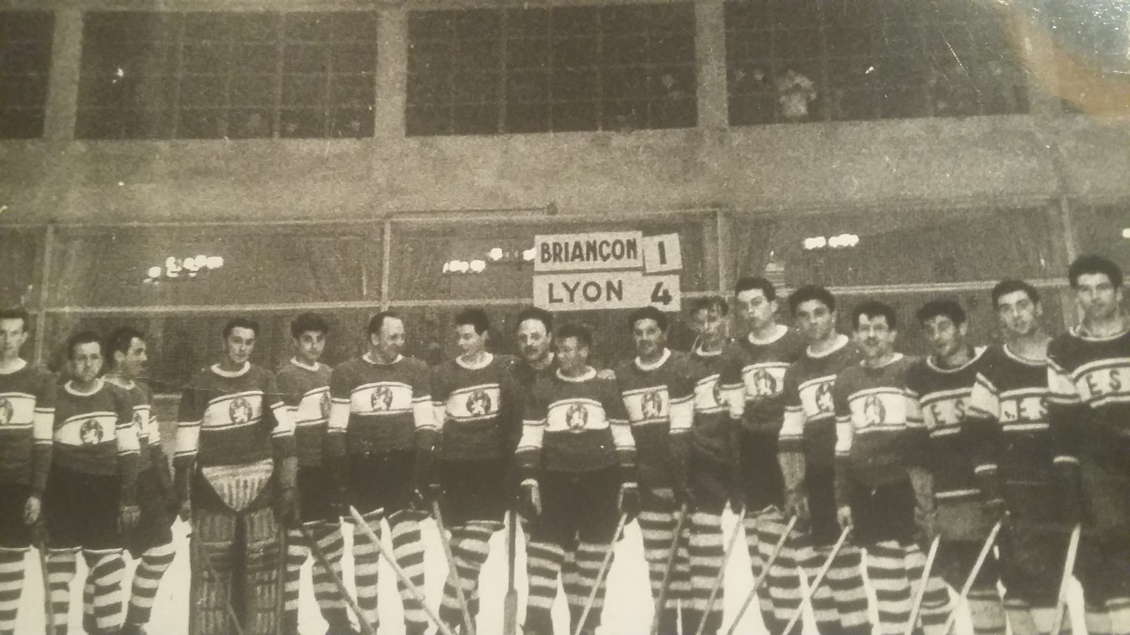 Ancienne Photo D'une èquipe De Hockey Sur Glace : Biançon - Lyon 1 A 4 : Format : 18 X 23 Cm - Sports