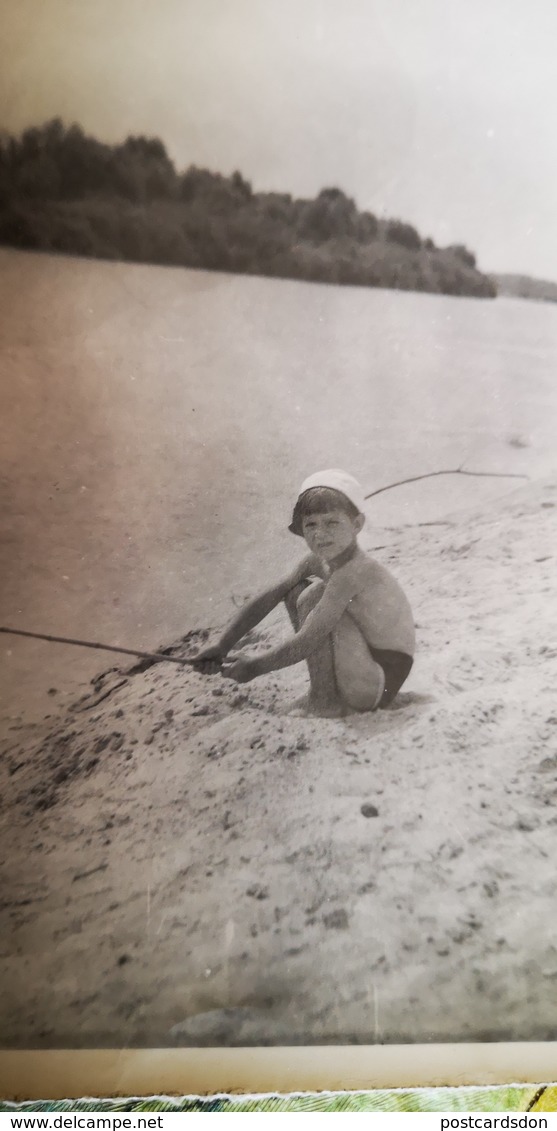 Soviet Beach - Petit Garçon At The Beach- Little Boy - Vintage Photography 1960s Old USSR Photo - Autres & Non Classés