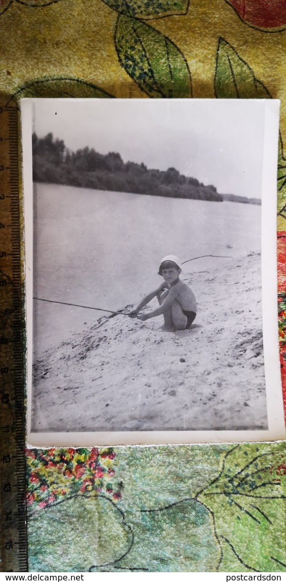 Soviet Beach - Petit Garçon At The Beach- Little Boy - Vintage Photography 1960s Old USSR Photo - Autres & Non Classés