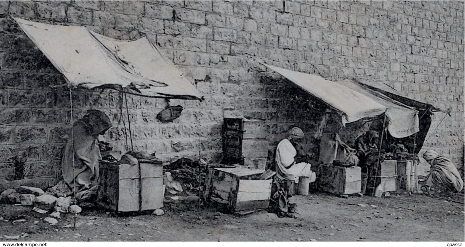 CPA Algérie CONSTANTINE - Cordonniers Arabes ° ND Phot ** Petit Métier Cordonnier - Constantine