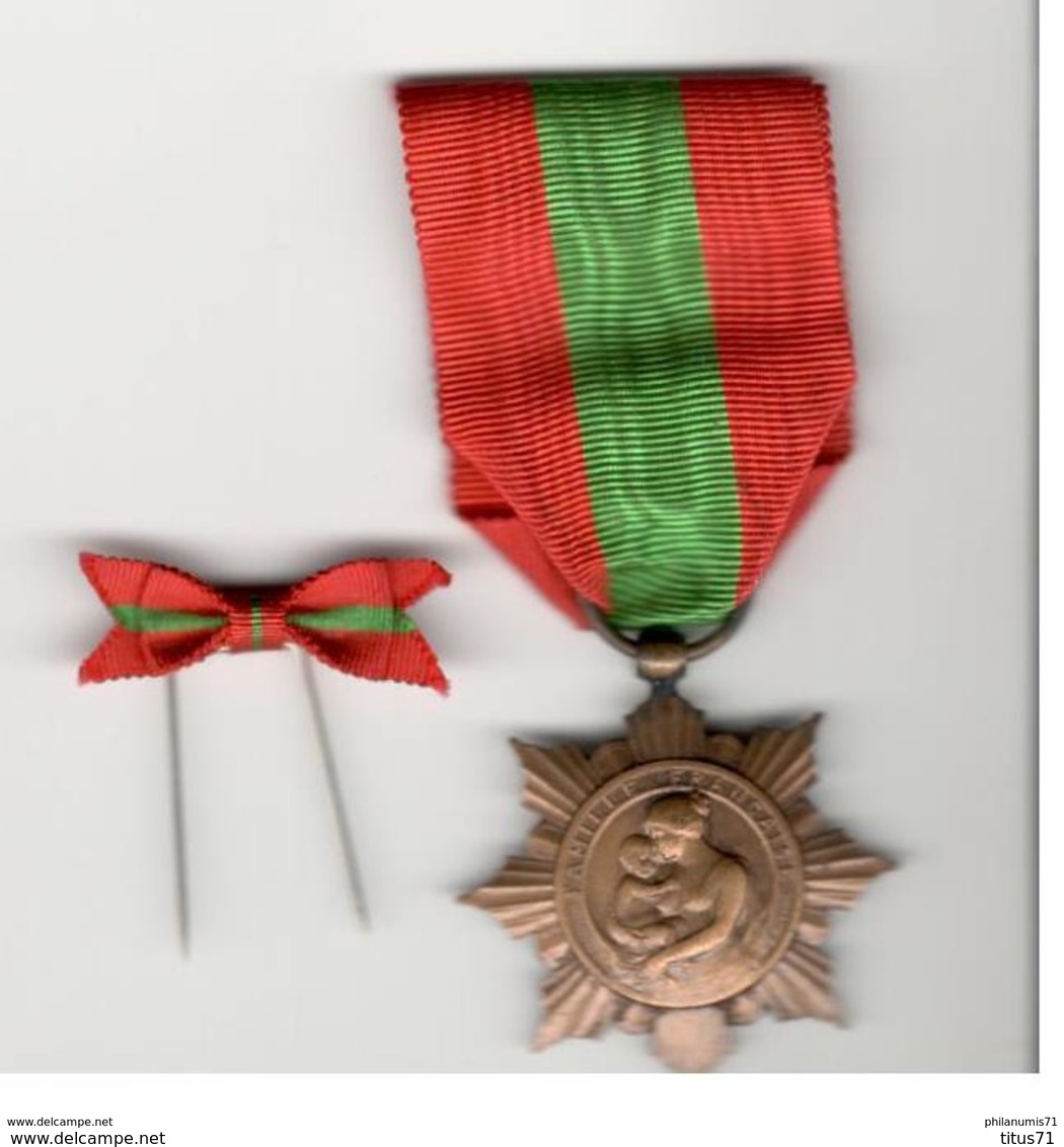 Médaille D'Honneur De La  Famille Française ( Famille Nombreuse Version Bronze ) + Réduction - Autres & Non Classés