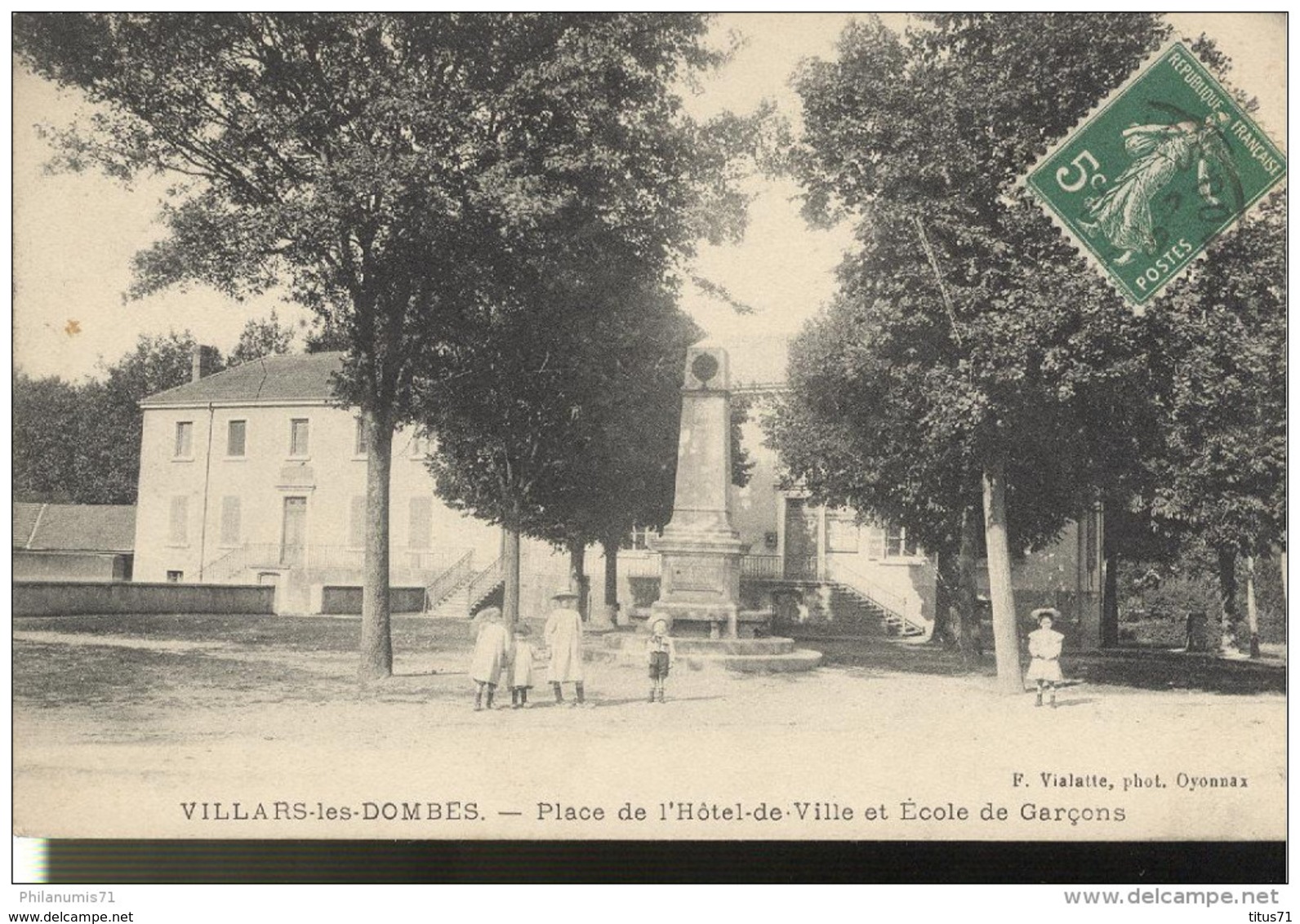 CPA Villars Les Dombes - Place De L'Hôtel De Ville - Ecole De Garçons - Circulée - Villars-les-Dombes