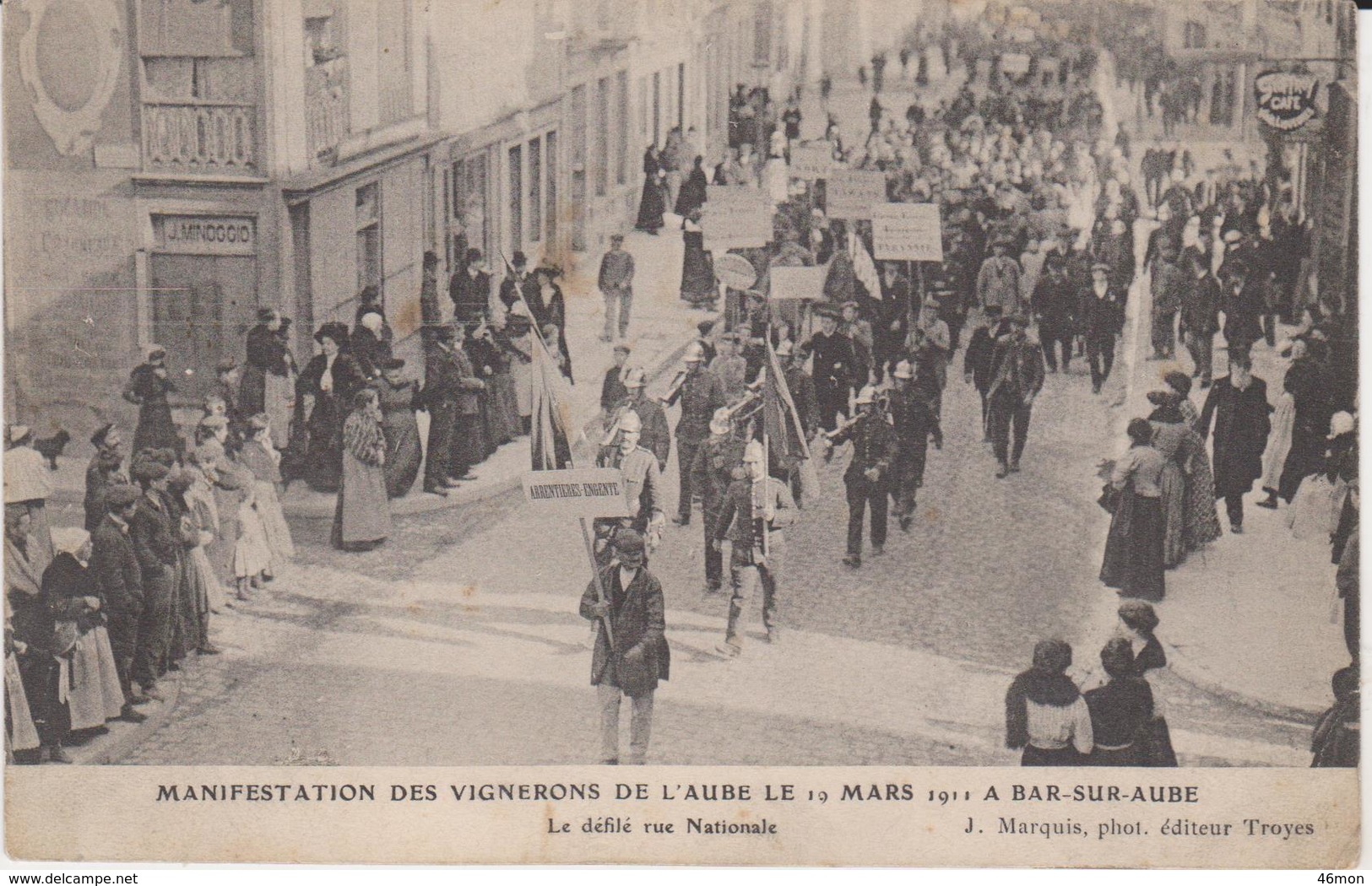 Manifestation Des Vignerons De L'aube Le 11 Mars 1911 à Bar Sur Aube.Le Défilé Rue Nationale - Bar-sur-Aube