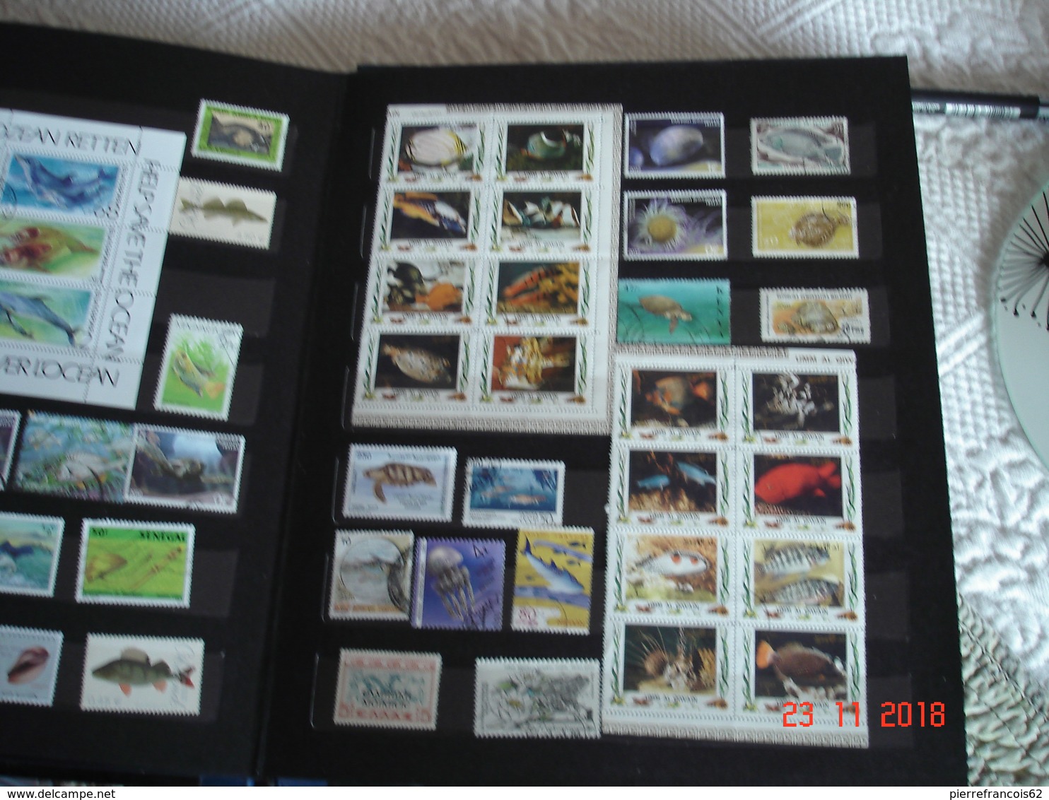 ALBUM CONTENANT COLLECTION DE TIMBRES ET BLOCS FEUILLETS SUR LES ANIMAUX DES FLEUVES  MERS ET OCEANS