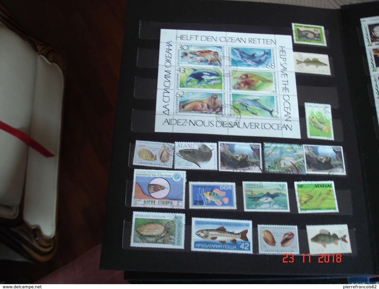 ALBUM CONTENANT COLLECTION DE TIMBRES ET BLOCS FEUILLETS SUR LES ANIMAUX DES FLEUVES  MERS ET OCEANS