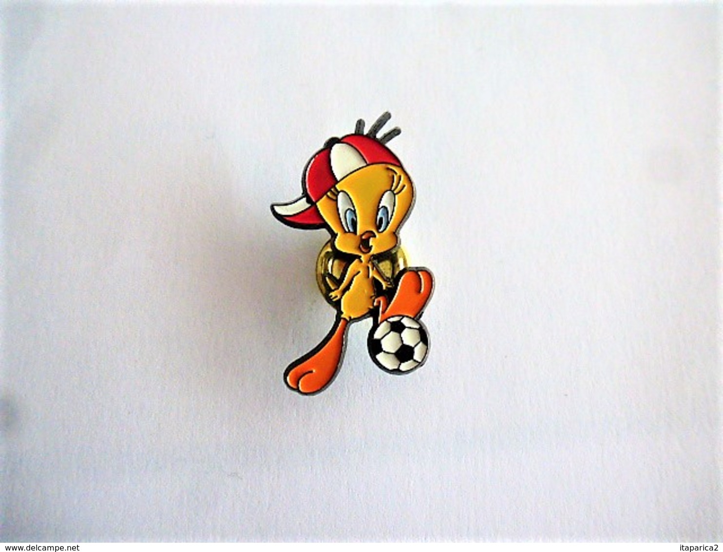 PINS TITI Au FOOTBALL / LOONEY TUNES /  Signé Warrner Bross  / 33NAT - BD