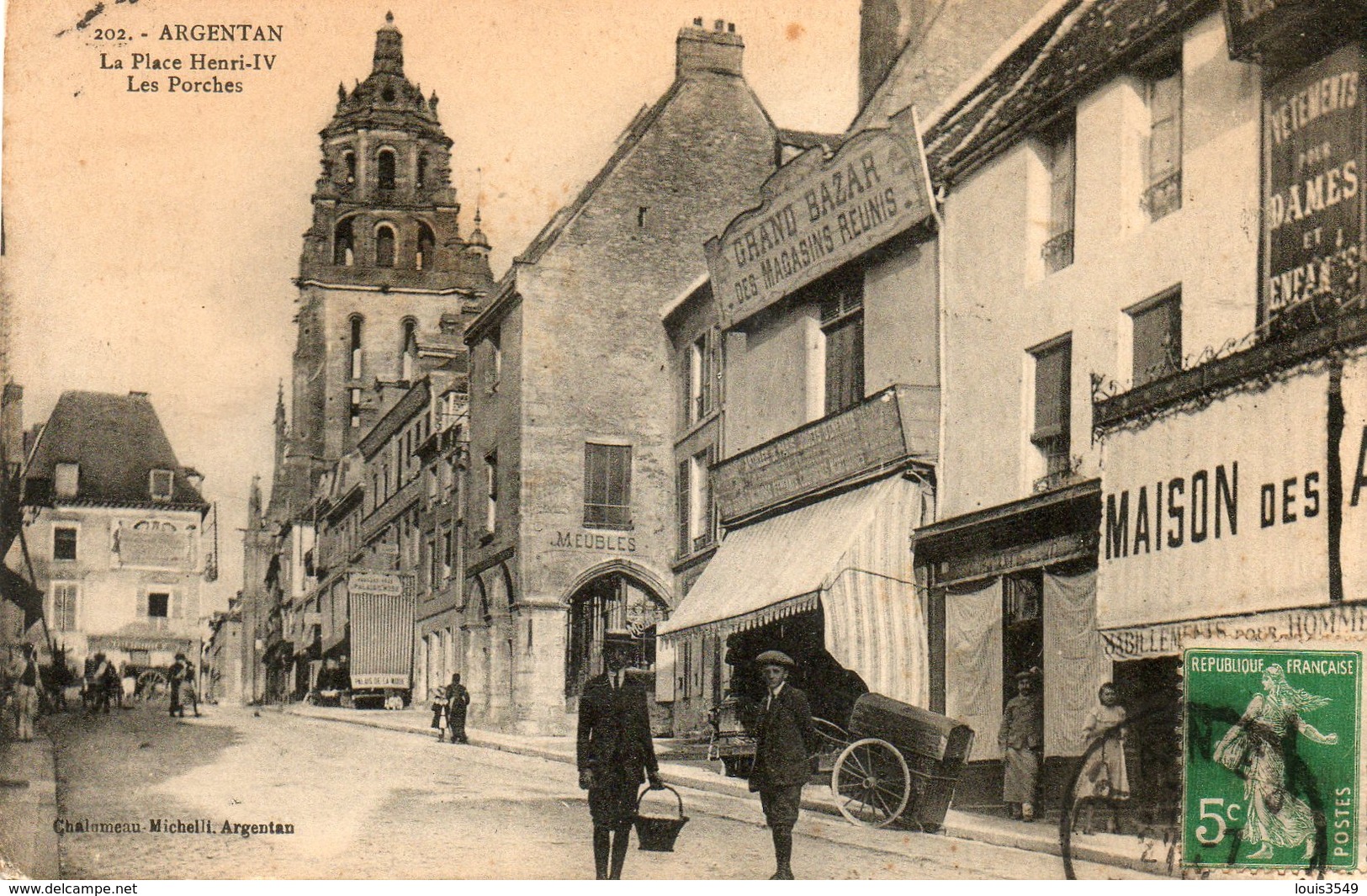 Argentan -   La  Place  Henri - Iv.  Les  Porches. - Argentan