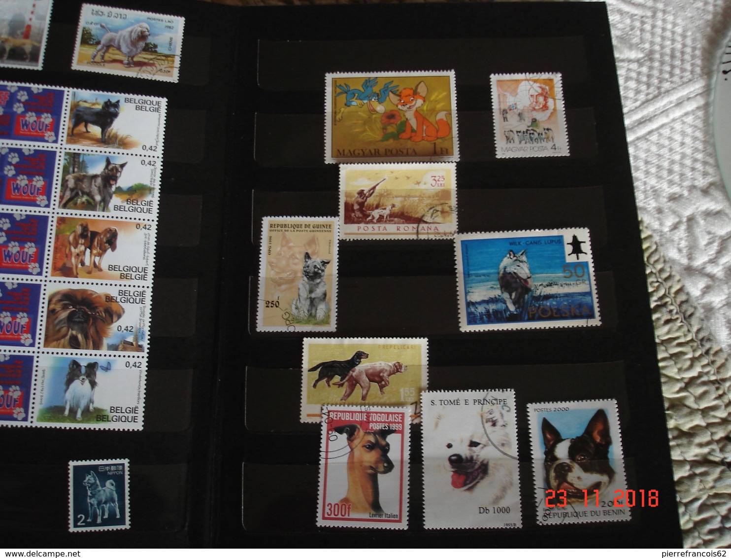 PETIT ALBUM RENFERMANT UNE COLLECTION DE TIMBRES SUR LES CHIENS - Collections (en Albums)