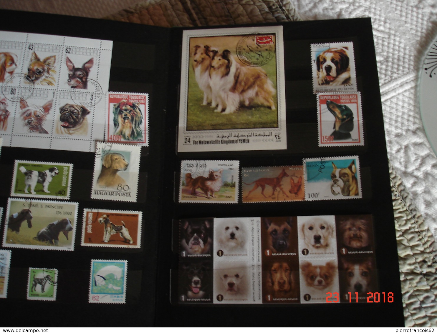 PETIT ALBUM RENFERMANT UNE COLLECTION DE TIMBRES SUR LES CHIENS - Collections (en Albums)