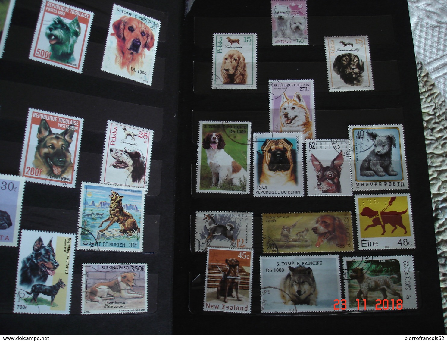 PETIT ALBUM RENFERMANT UNE COLLECTION DE TIMBRES SUR LES CHIENS