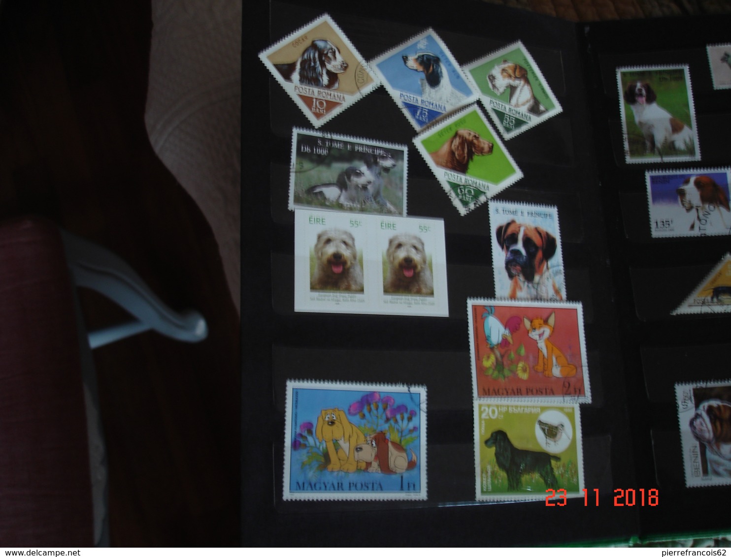 PETIT ALBUM RENFERMANT UNE COLLECTION DE TIMBRES SUR LES CHIENS