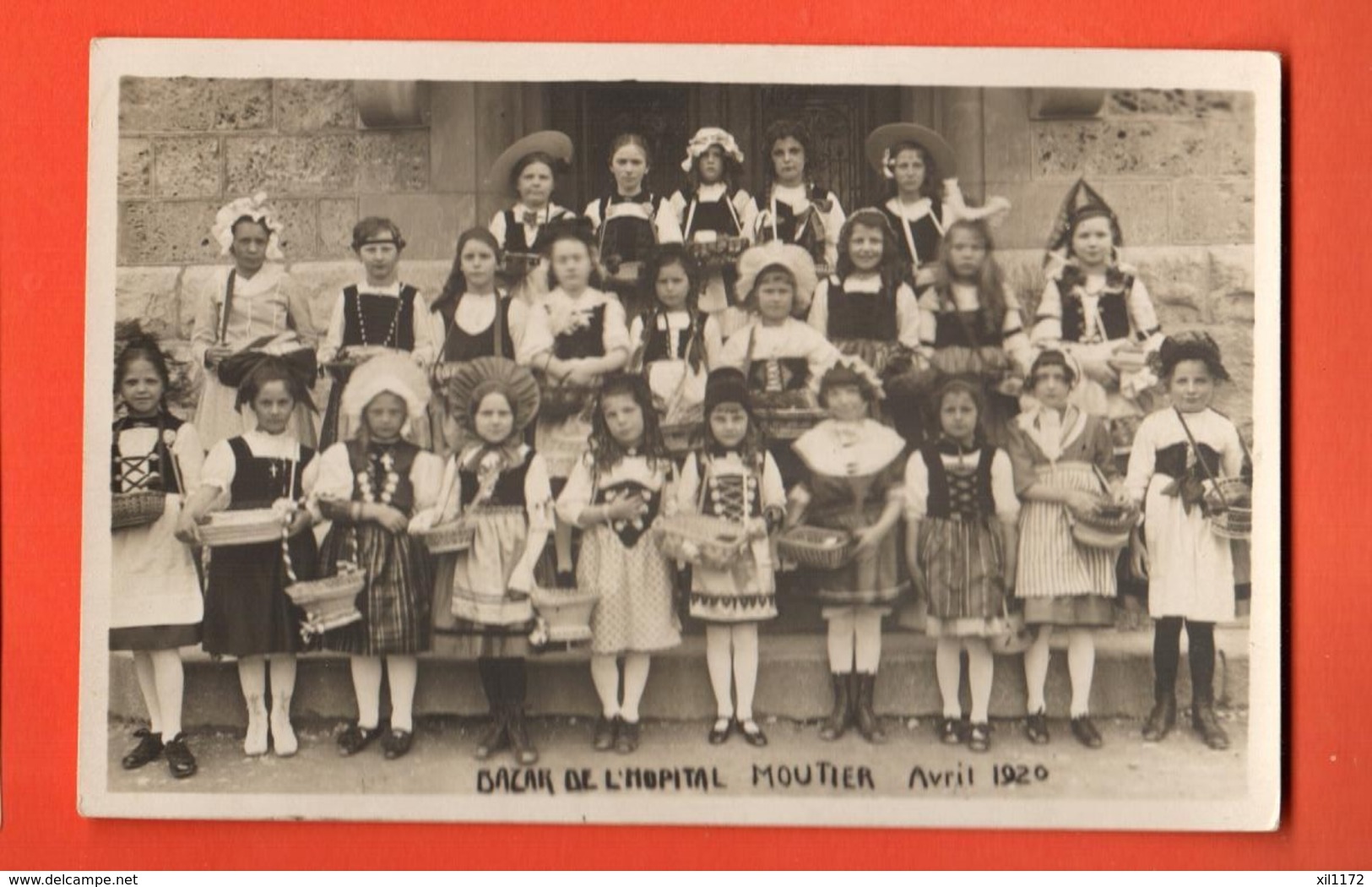 YSK-03 Moutier, Bazar De L'Hopital En Avril 1920, Carte Photo De Fillettes En Costumes, Trachten.Non Circulé. - Moutier