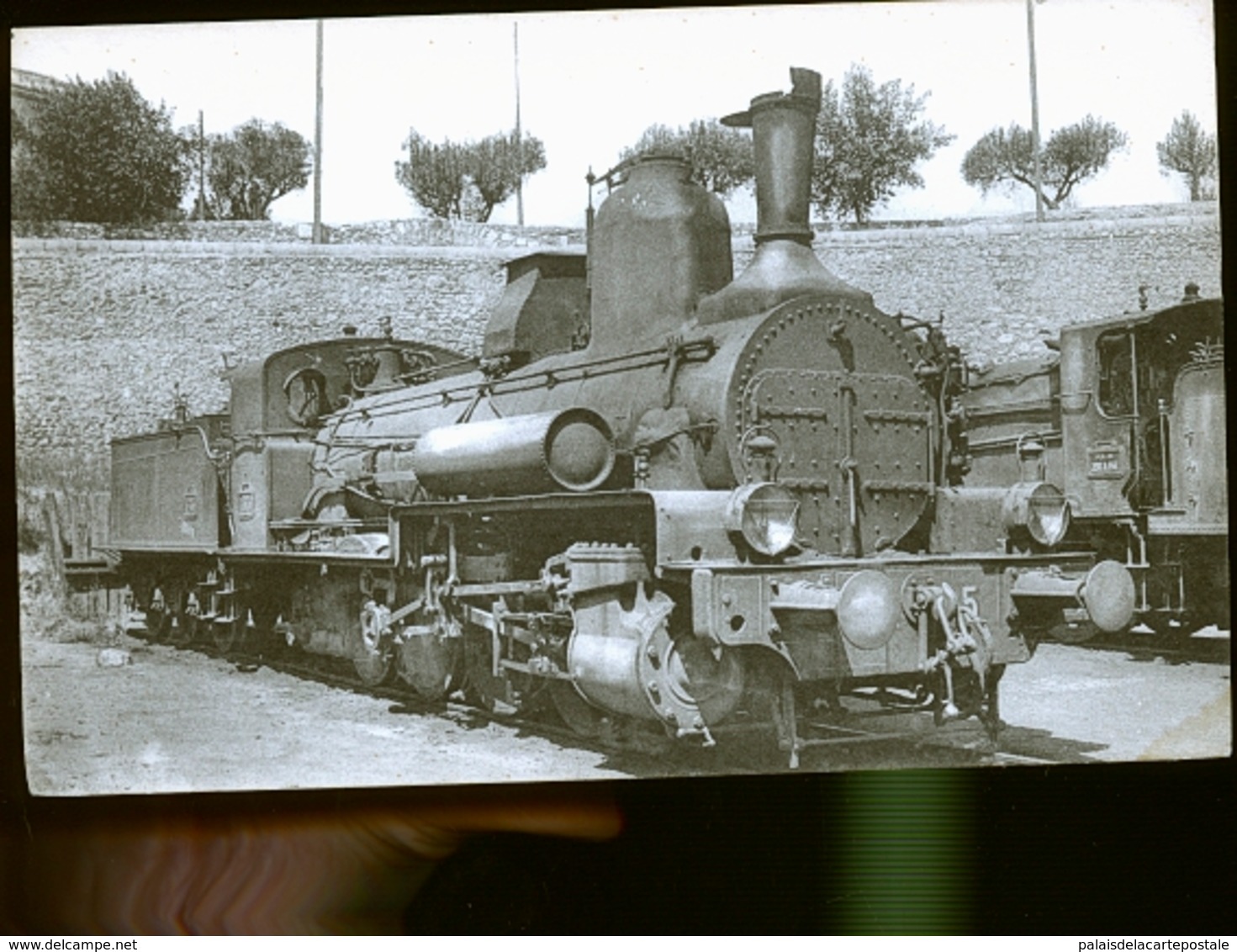 LOCOMOTIVE   DU SUD EST                                  JLM - Stations With Trains