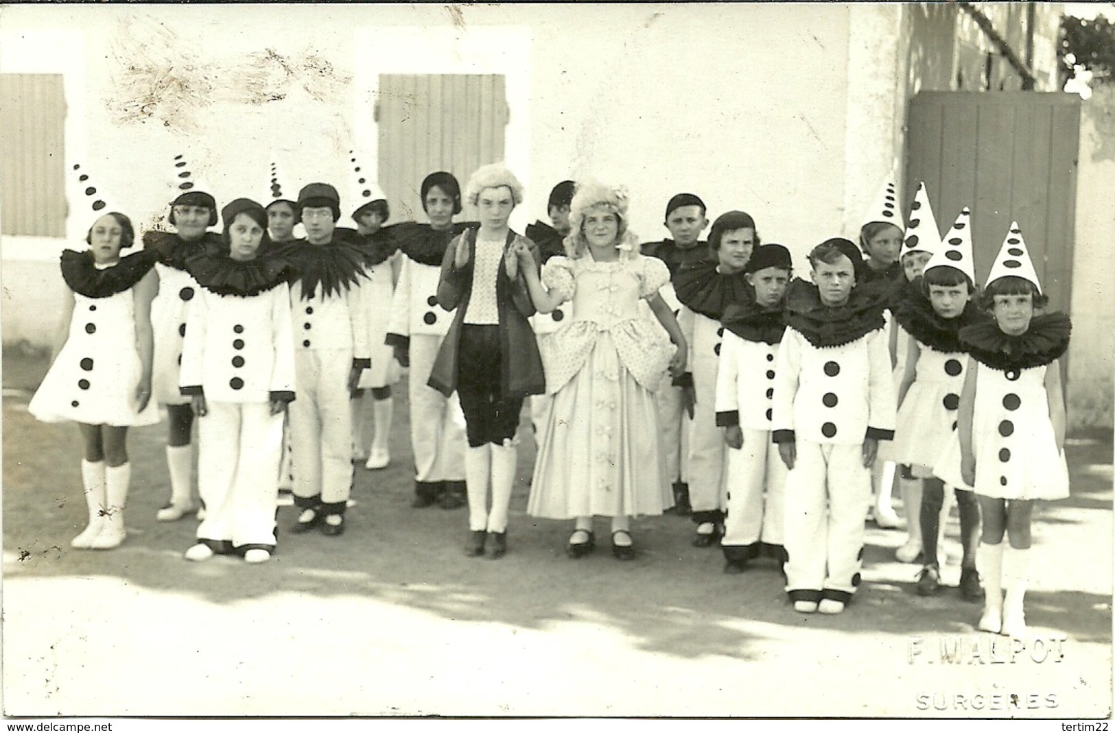 ( CARTE PHOTO  ) ( ST CREPIN  ) .( 17 CHARENTE MARITIME  ) ( ECOLES) 1933( PHOTO MALPOT SURGERES ) - Lieux