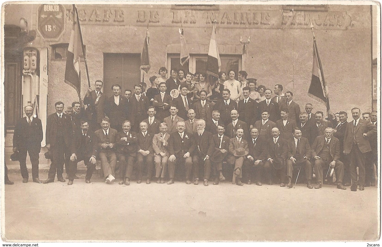 Dépt 69 - MONSOLS - Carte-photo Groupe Devant CAFÉ DE LA MAIRIE (FARJAT) - Pompe Essence - Env. Des Ardillats, Propières - Autres & Non Classés