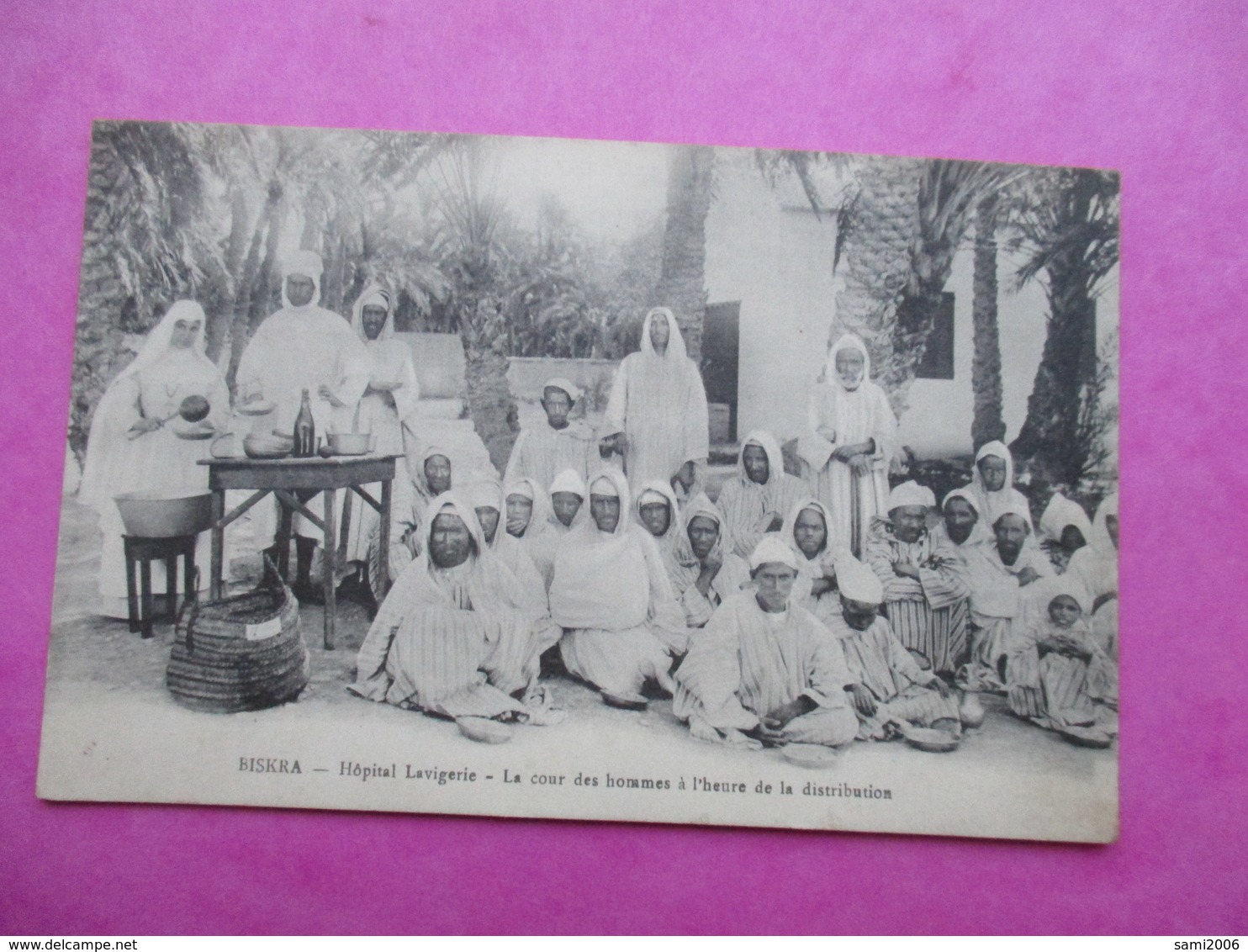 CPA ALGERIE BISKRA HOPITAL LAVIGERIE LA COUR DES HOMMES ANIMEE - Biskra