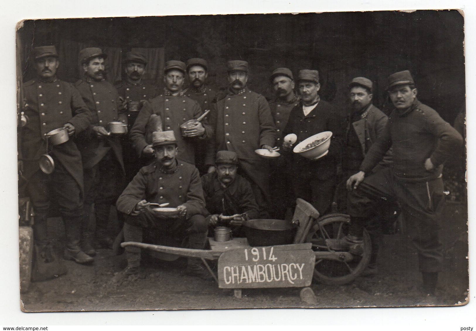 CARTE PHOTO - CHAMBOURCY - MILITARIA - SOLDATS MANGEANT LEUR ORDINAIRE - N/b - 1914 - - Chambourcy