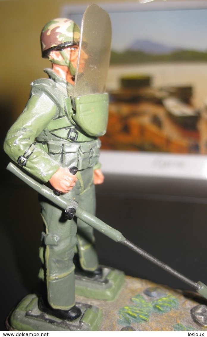 F165 FIGURINE SOLDAT DE PLOMB LEGION ETRANGERE LEGIONNAIRE DEMINEUR Du 1er REG 2004 GENIE - Soldados De Plomo