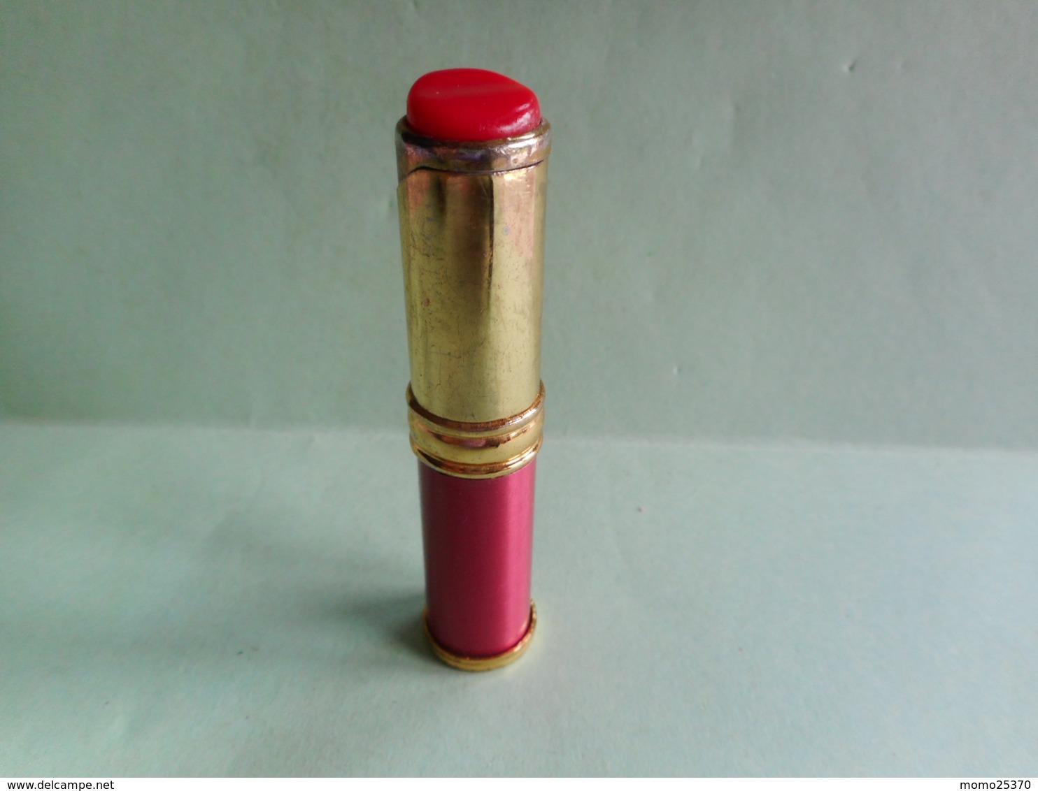 BRIQUET Tube Rouge  LIGHTER Feuerzeug ENCENDEDOR ACCENDINO AANSTEKER 打火机 Léttari Ljusare ライター αναπτήρας ///////// - Autres & Non Classés