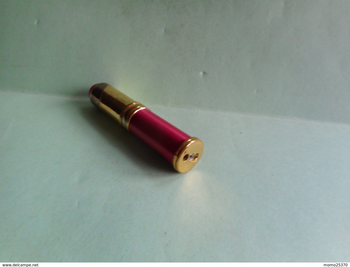 BRIQUET Tube Rouge  LIGHTER Feuerzeug ENCENDEDOR ACCENDINO AANSTEKER 打火机 Léttari Ljusare ライター αναπτήρας ///////// - Autres & Non Classés