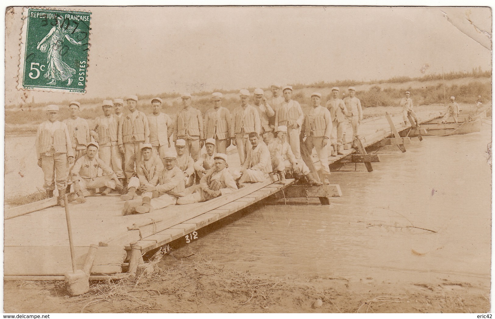 84 LE PONTET CARTE PHOTO **Soldats Pris En Photo Sur Une Passerelle En Bois** 2 Scans - Le Pontet