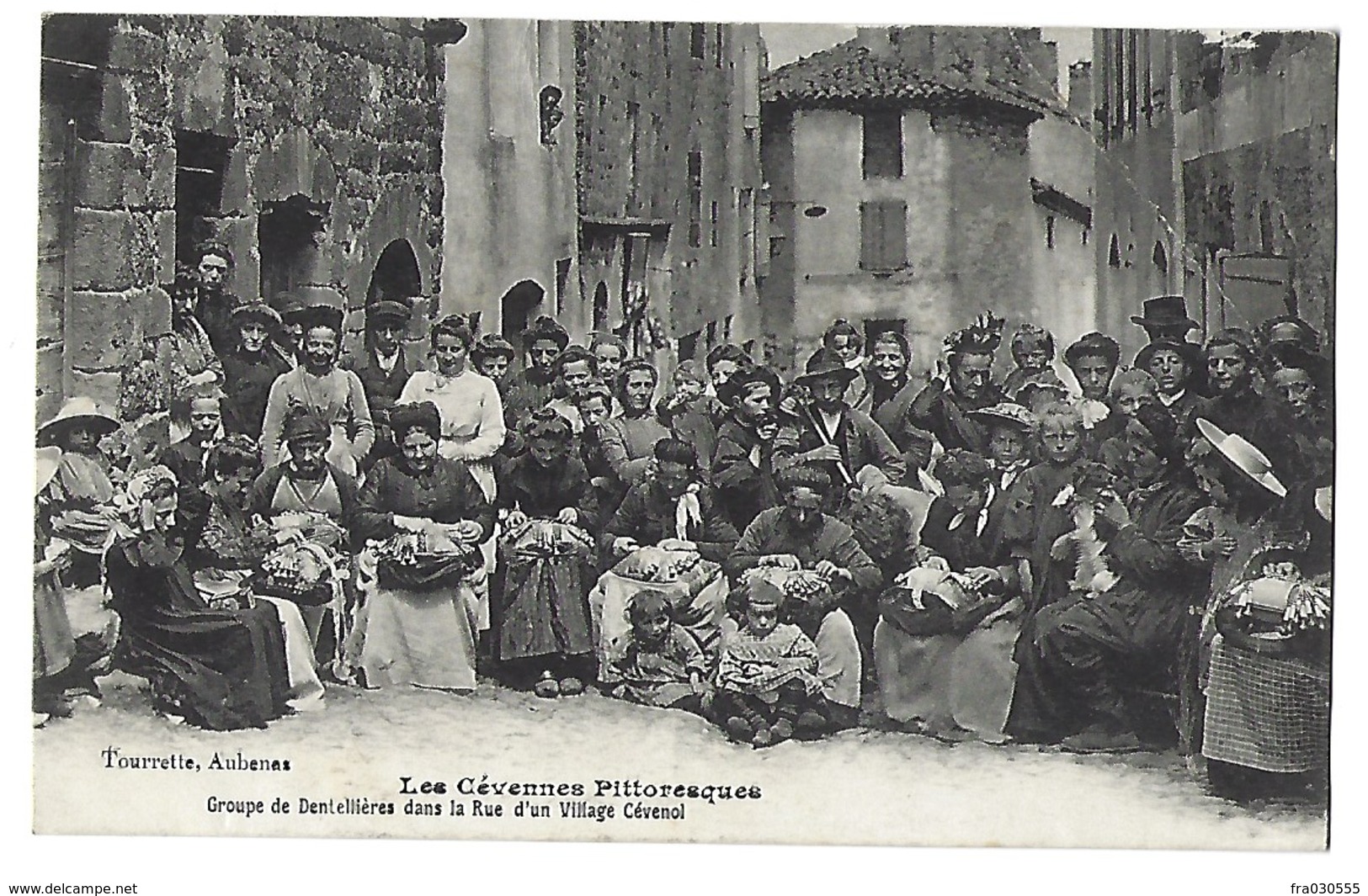 LES CÉVENNES PITTORESQUES - Groupe De Dentellières Dans La Rue D'un Village Cévenol - 1916 - Artisanat